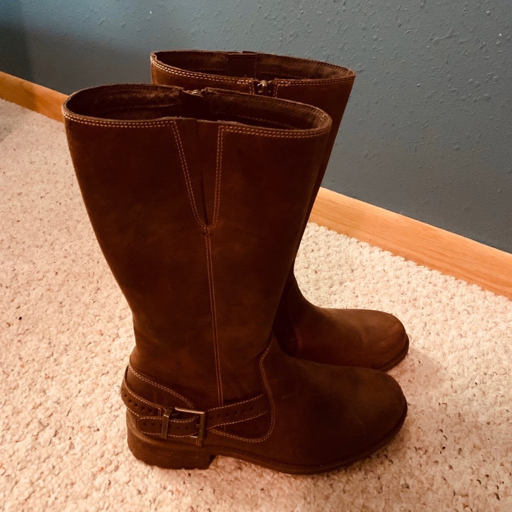 BROWN UGG MID CALF BOOT
